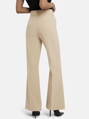 Nicowa Regular Bundfaltenhose 'CORIWI', Model ist 1,78 cm und trägt Größe 34 in Beige