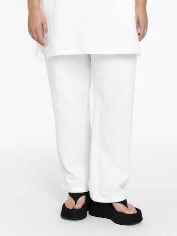 Loosefit Pantalon Yoek en blanc : devant