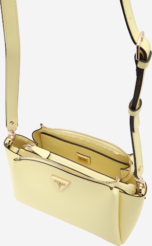 GUESS حقيبة تقليدية 'IWONA' بلون أصفر