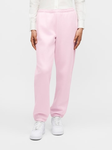 Nike Sportswear Tapered Broek in Roze: voorkant