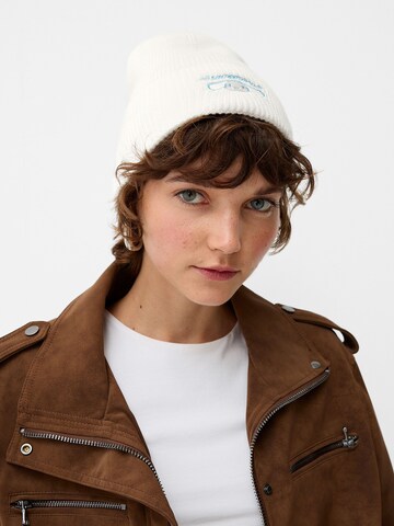 Bershka Beanie in White: front
