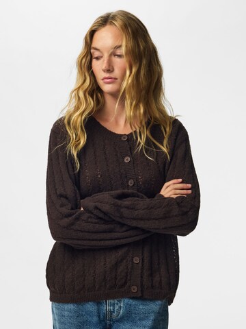 PIECES Strickjacke 'PCAda' in Braun: Vorderseite