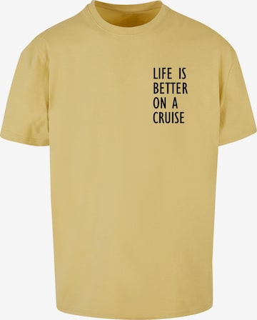 Merchcode Shirt 'Life Is Better' in Geel: voorkant