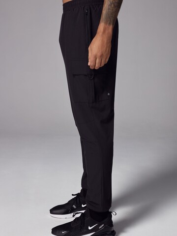 Next - Tapered Pantalón deportivo en negro