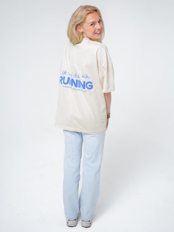 BAYSIDE BOUND Oversizeshirt 'THE RUNNING UNISEX OVERSIZE TEE'‌‌‌‌‌‌ in Beige