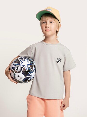 SATURNDAY Shirt 'Fußball' in Grijs: voorkant