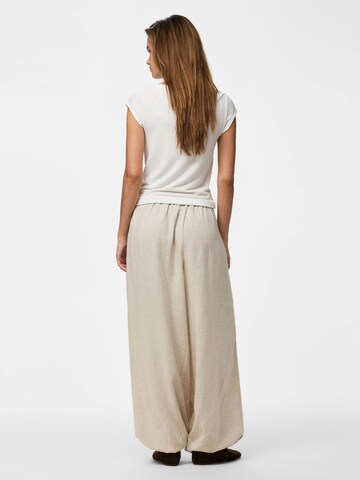 Tapered Pantaloni 'PCPia' di PIECES in beige