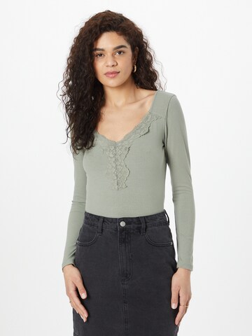 ABOUT YOU Shirt 'Finja' in Groen: voorkant