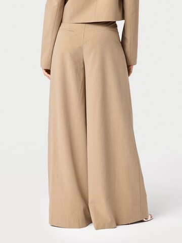 Wide leg Pantaloni cutați de la Laurella pe maro