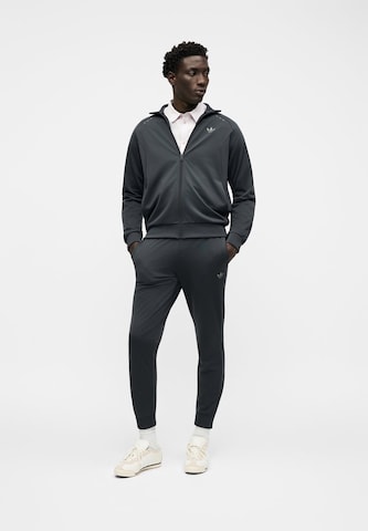 ADIDAS ORIGINALS Костюм для бега 'TECH ESSENTIALS' в Серый