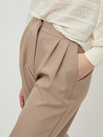 VILA Loose fit Pleat-Front Pants 'Petria' in Beige