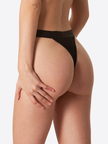 String Yenita en noir