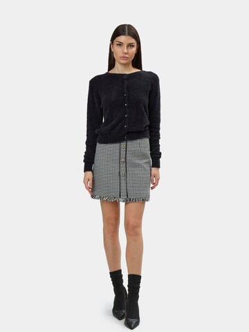 Influencer Strickjacke 'Fluffy' in Schwarz