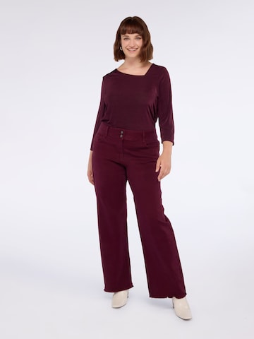 Fiorella Rubino Regular Trousers in Red: front