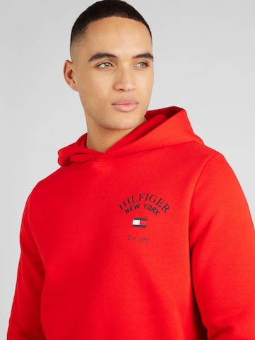 Felpa 'Arched Varsity' di TOMMY HILFIGER in rosso