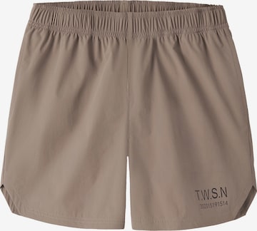 TWO SOON Regular Shorts in Braun: Vorderseite