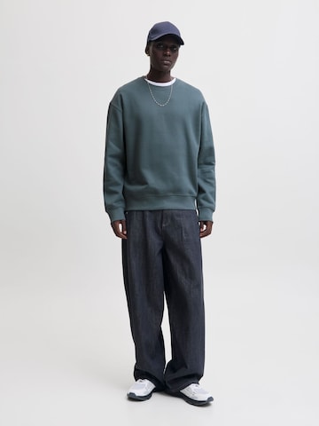 Sweat-shirt 'JJEACE' JACK & JONES en gris