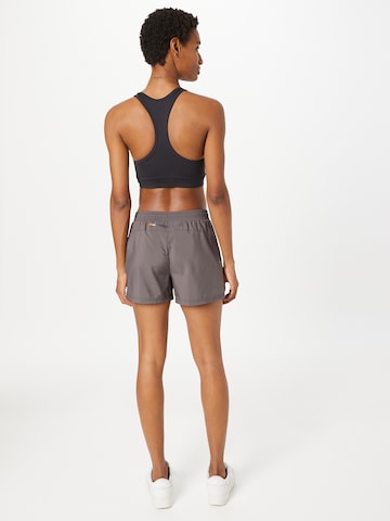 Newline Regular Sportshorts in Grau