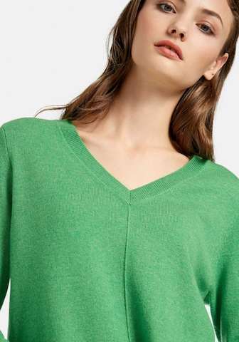 Pull-over include en vert