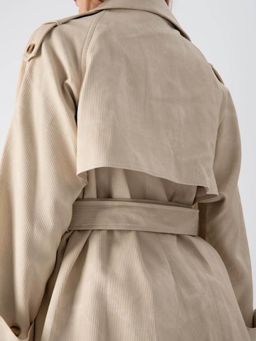 Cappotto di mezza stagione 'British Trench' di MND in beige