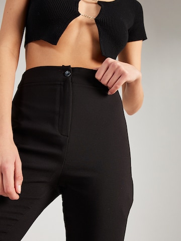 Flared Pantaloni di Trendyol in nero