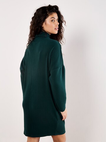 Robes en maille Apricot en vert