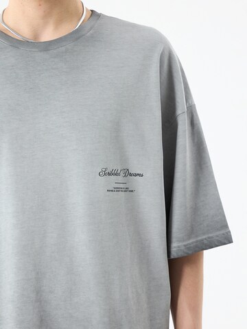VAMOS CLO T-shirt 'The Colony' i grå