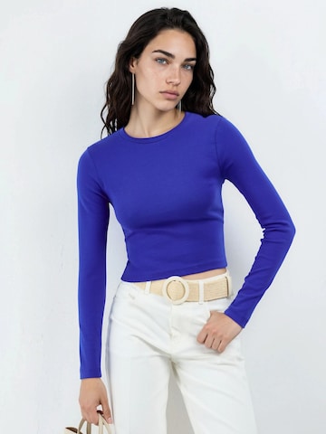 Haut Busem en bleu : devant