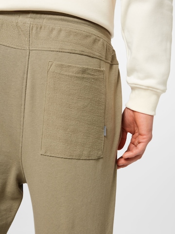 Tapered Pantaloni de la !Solid pe verde