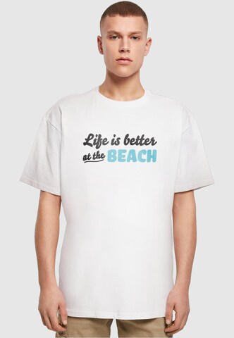 Merchcode Shirt 'Summer - Life Is Better At The Beach' in Wit: voorkant