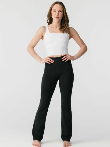 Top ' Tommy ' di Girlfriend Collective in bianco