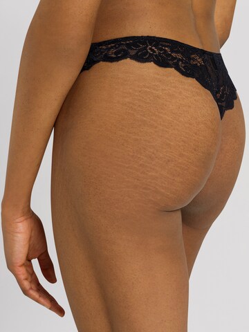 String 'French Lace' Hanro en noir