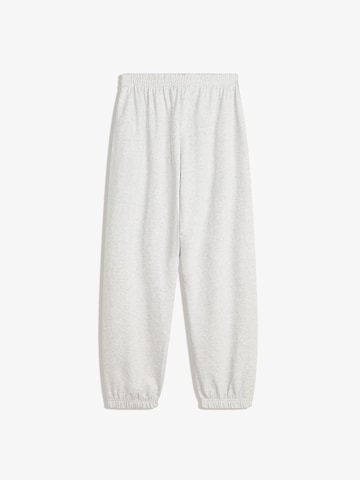 Bershka Дънки Tapered Leg Панталон в сиво