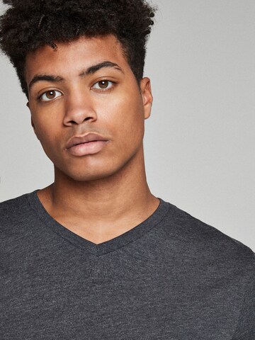 Next - Camiseta 'Essential' en gris