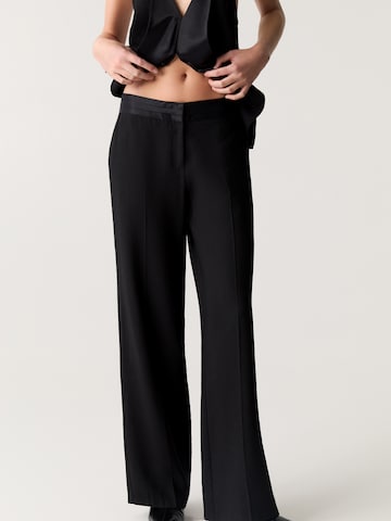 Pull&Bear Loose fit Pleated Pants in Black: front