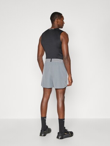 regular Pantaloni sportivi di NIKE in grigio