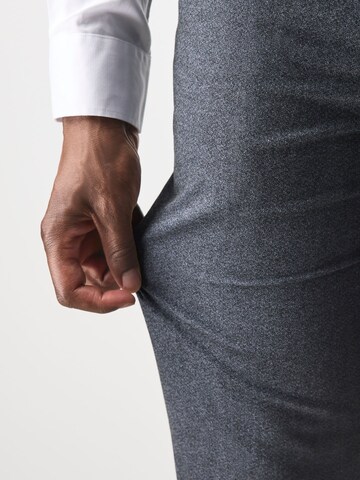 regular Pantaloni con piega frontale di Next in grigio