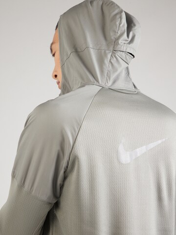 NIKE - Chaqueta deportiva 'Sphere Miler' en gris