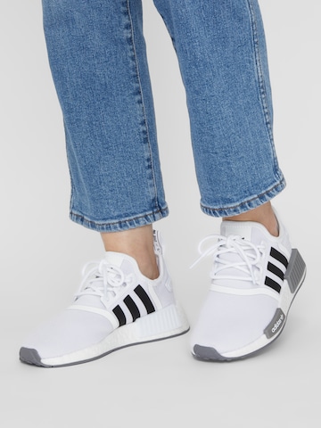 Sneaker bassa 'Nmd_R1 Primeblue' di ADIDAS ORIGINALS in bianco