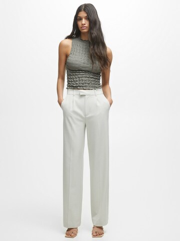 Pull&Bear Loose fit Pleat-front trousers in Grey: front