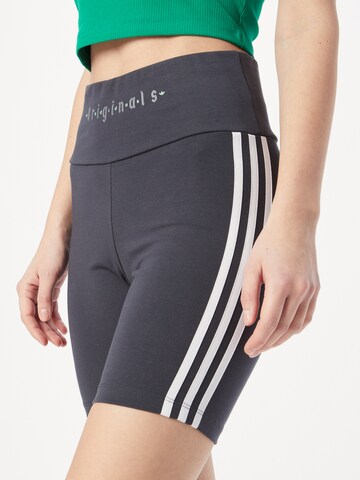 ADIDAS ORIGINALS Skinny Broek 'Short' in Zwart