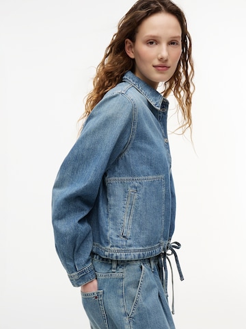 Tommy Jeans Демисезонная куртка в Синий