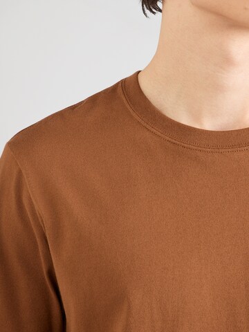 Tricou 'EVERYDAY' de la GAP pe maro