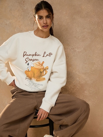 Sweat-shirt 'Pumpkin Latte Snoopy Licence' Next en beige