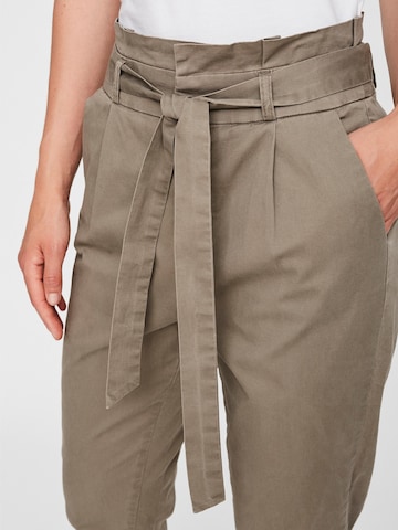 VERO MODA Tapered Pleat-front trousers 'Eva' in Brown