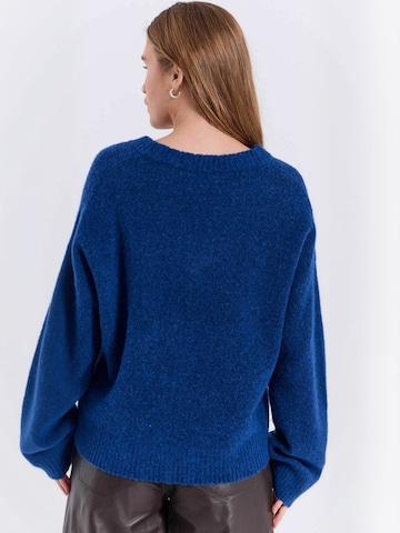 Pull-over ' Halli ' NORR en bleu : derrière