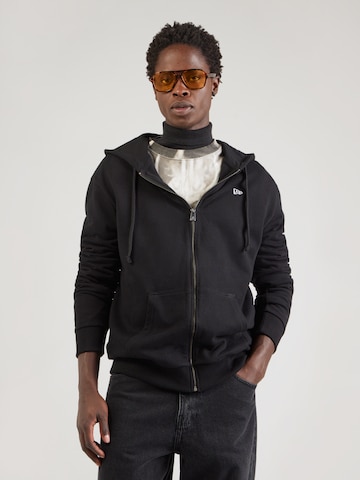 Veste de survêtement 'ESSNTIALS' NEW ERA en noir : devant