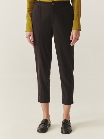 TATUUM Tapered Hose 'DARLINO 1' in Braun: Vorderseite