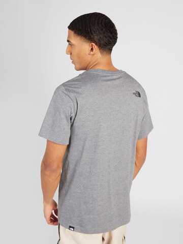 THE NORTH FACE T-shirt i grå