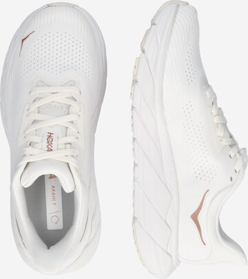 Chaussure de course 'ARAHI 7' Hoka One One en blanc